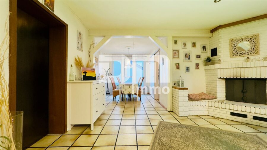 Großzügiges Mehrgenerationenhaus mit variabler Nutzung in begehrter Randlage inkl. 3er Carport - EG WE1 Offener Wohn / Essbereich / Zugang Terrasse